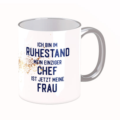 Tasse mit Spruch: Ich bin im Ruhestand, mein einiger Chef ...