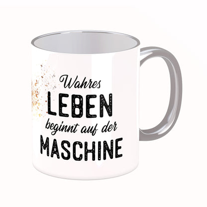 Tasse mit Spruch: Wahres Leben beginnt auf der Maschine