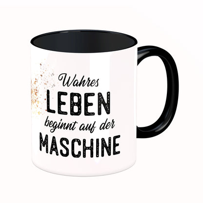 Tasse mit Spruch: Wahres Leben beginnt auf der Maschine